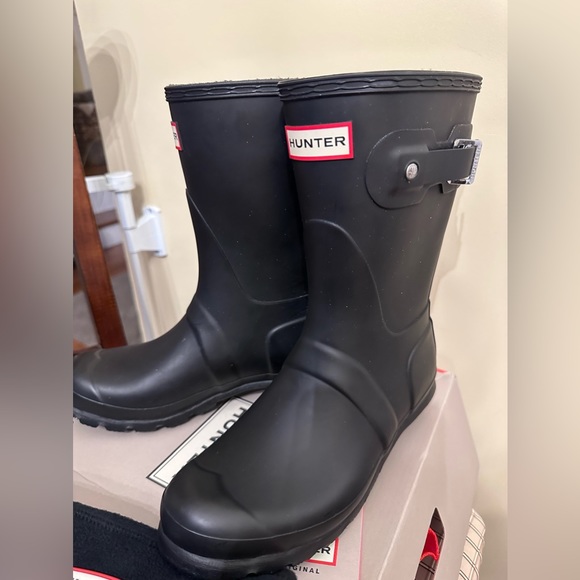 Hunter Rain Boots Including Fleece Sock Liners - Picture 7 of 9